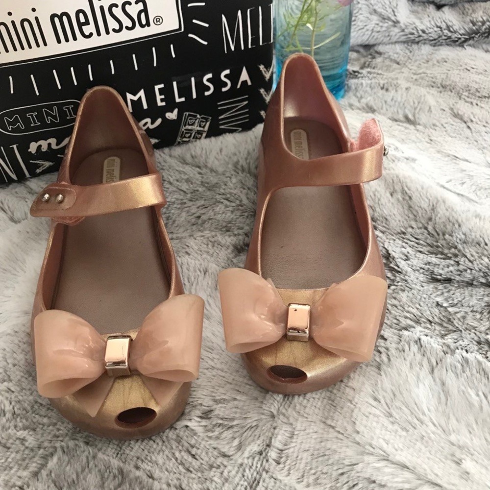mini Melissa right bow turns
